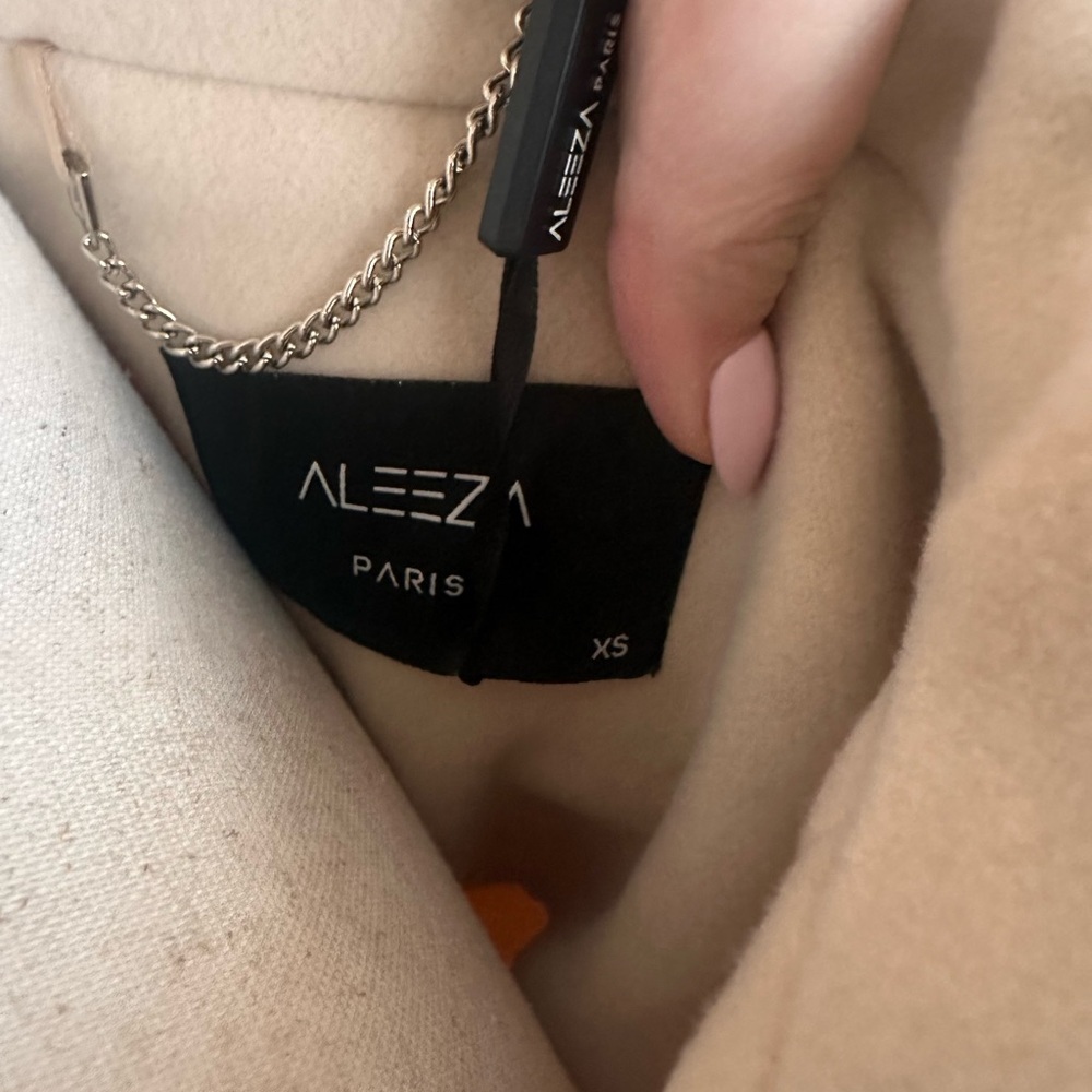 Chic Cream Double-Breasted Women's Cape - Picture 6 of 7